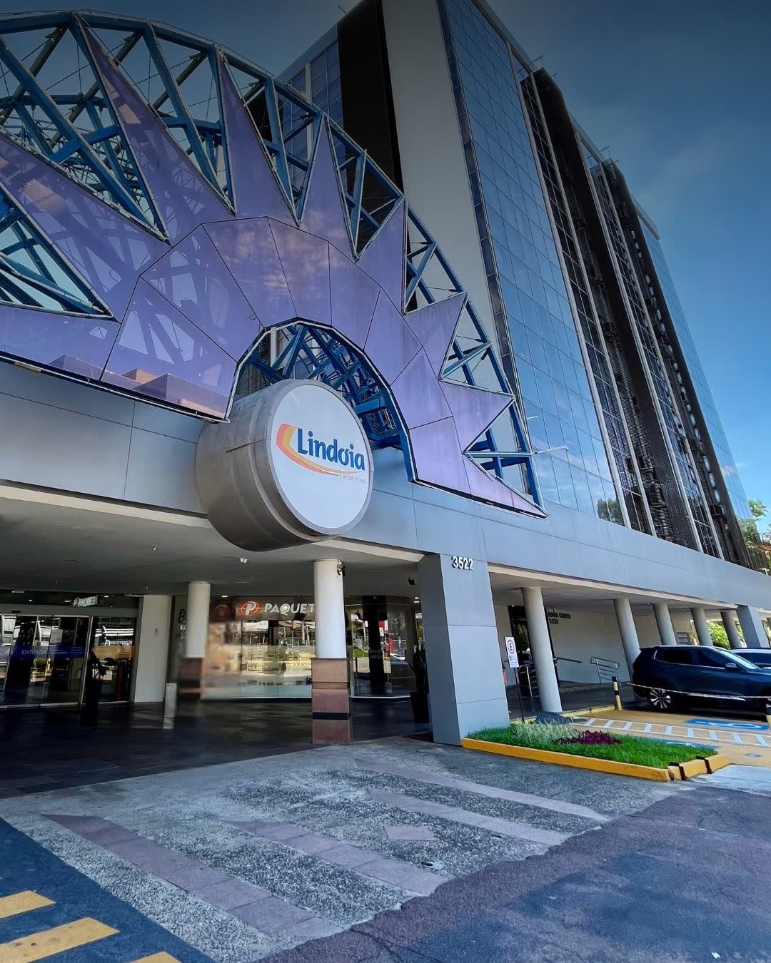 Fachada do Lindóia Shopping na Av. Assis Brasil, com o logo do shopping na entrada